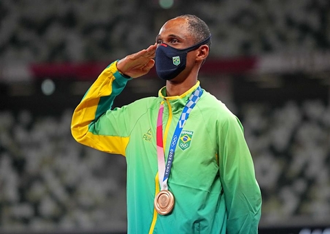 Alison dos Santos é o 1º atleta brasileiro a prestar continência no pódio