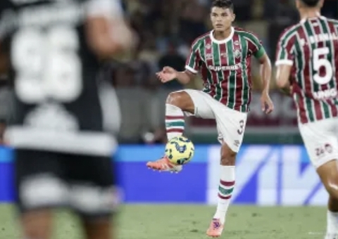 Titular do Fluminense comenta possível saída de Thiago Silva após queda