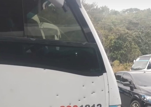 Ônibus de rota é metralhado durante assalto no Distrito Industrial 