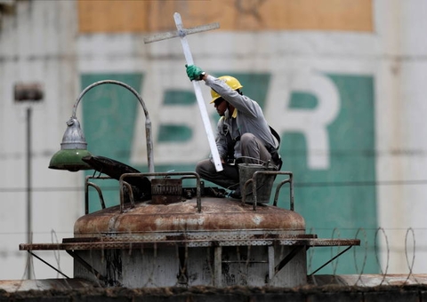 Estrangeiros saem da Bolsa brasileira após intervenção de Bolsonaro na Petrobras