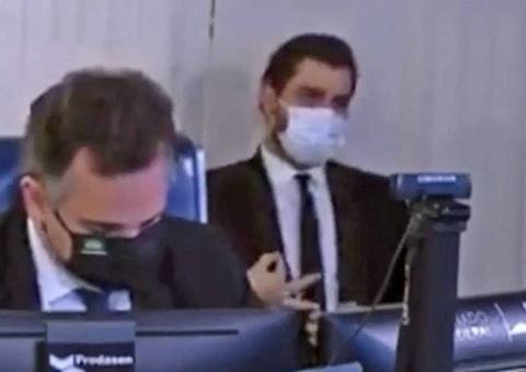 Assessor de Bolsonaro presta depoimento e pode ser indiciado por gesto racista