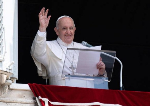Papa Francisco celebra missa da janela do quarto de hospital após cirurgia