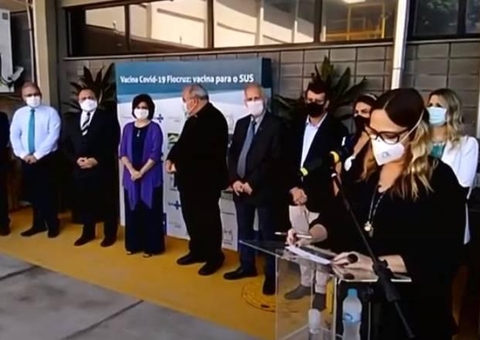 Bolsonaro troca sete ministros de uma só vez em cerimônia oficial