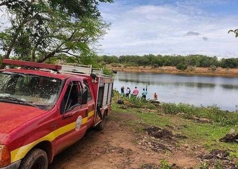 Homem morre atacado por piranhas ao pular em lago para fugir de abelhas