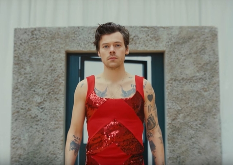 Harry Styles fala sobre cena de nudez em filme: 'Tem bunda'