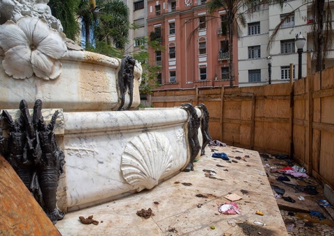 Praça em SP vira motel após dispersão da cracolândia, dizem moradores