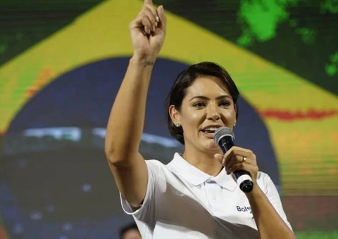 'Não olhe para meu marido, olhe para mim que sou uma serva do Senhor', diz Michelle a evangélicas