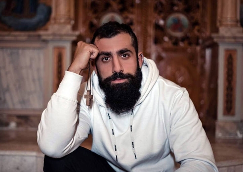 Ex-BBB Kaysar embarca para o Líbano para visitar a família após tragédia