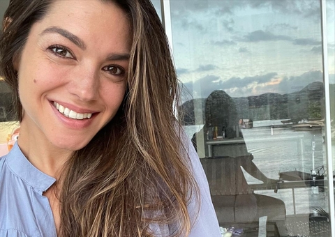 Thais Fersoza relembra diástase com foto da barriga após gravidez