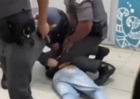 Vídeo mostra adolescente sendo algemado e retirado de escola pela PM