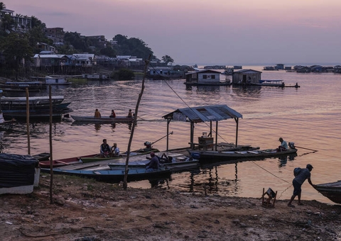 Rio Solimões vira deserto e indígenas adoecem bebendo água contaminada