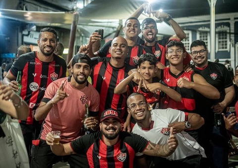 Torcedores do Vitória festejam seu primeiro título nacional