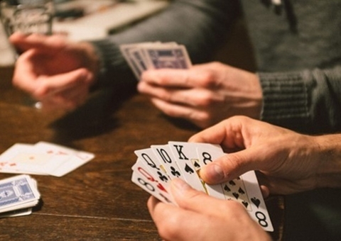 Jogo de baralho termina em quebra-quebra entre idosos