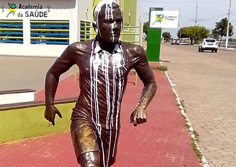 Estátua de Daniel Alves em Juazeiro é vandalizada após condenação por estupro
