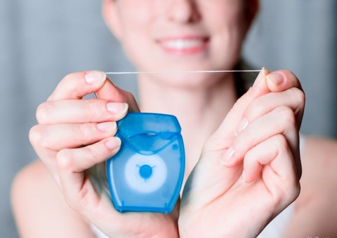 Aliado da saúde bucal, uso do fio dental traz benefícios de diversas ordens