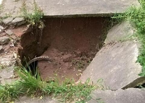 Família vai receber indenização após cratera abrir no quintal de casa