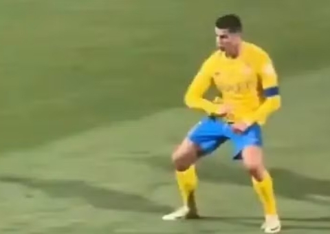 Cristiano Ronaldo terá de depor por gesto obsceno após gritos de 'Messi'