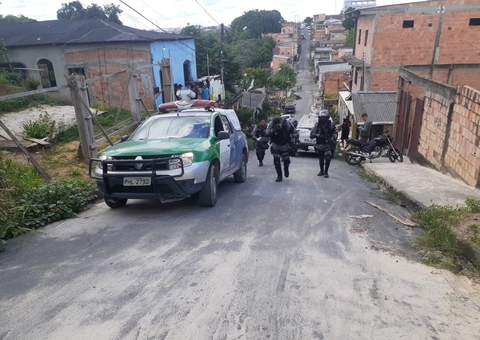 Irmãos tomam arma de criminosos e deixam dois baleados em Manaus