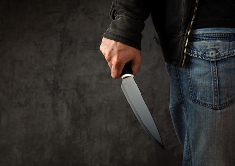 Cabeleireiro é atacado a facadas ao ter casa invadida por dupla em Manaus