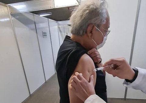 Aos 81 anos, Amazonino Mendes toma 2ª dose da vacina contra Covid-19