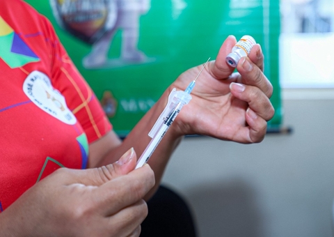 Idosos e imunossuprimidos vacinados há 6 meses já podem tomar reforço com bivalente