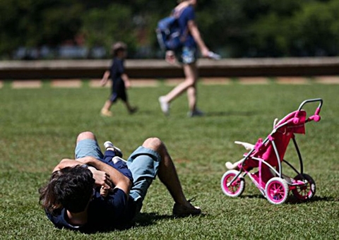 Aumento da licença-paternidade será tema no Congresso após recesso