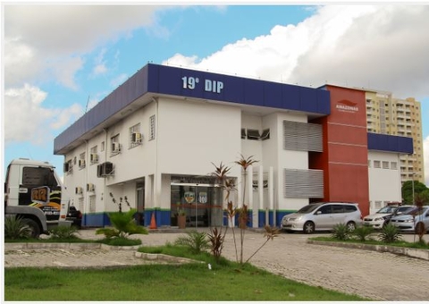 Homem armado que surtou em flutuante não é policial, diz PC-AM