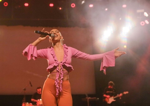 Plateia do show de Marina Sena se revolta com guarda-chuvas abertos