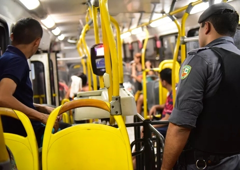 Ônibus 640 e 011 são alvos de ladrões ao mesmo tempo na Torquato, em Manaus