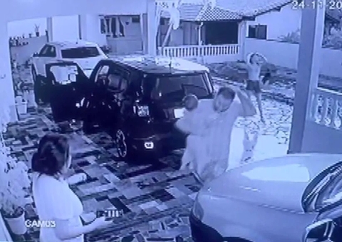 Vídeo: Família se joga em piscina para fugir de ataque de abelhas; bebê levou 250 picadas