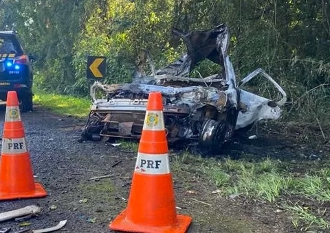 Quatro pessoas morrem carbonizadas em acidente entre carro e caminhão em rodovia