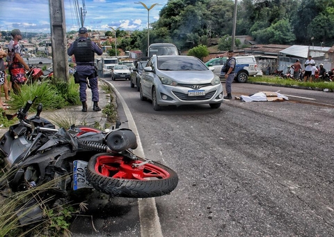 Identificada passageira de moto que morreu após batida violenta de carro em Manaus