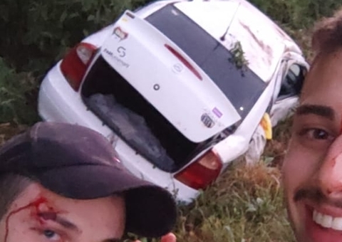 Vídeo: Amigos fazem selfie ensanguentados após capotar carro: 'não dirija com sono'