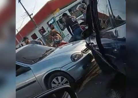 Vídeos: Motorista fica ferida em acidente de trânsito em avenida de Manaus