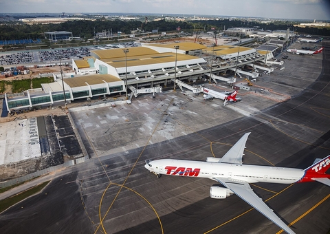 Pneu de avião estoura em pista de decolagem e fecha aeroporto de Manaus