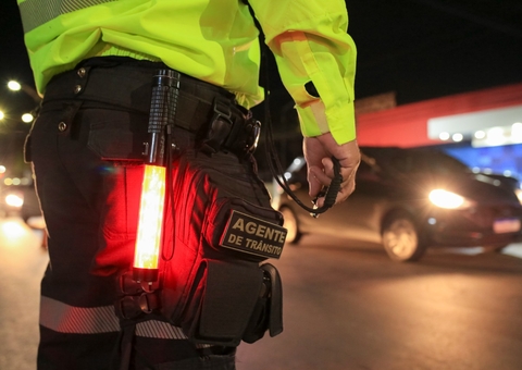 Mais de 70 motoristas são autuados por dirigirem com farol apagado a noite em Manaus