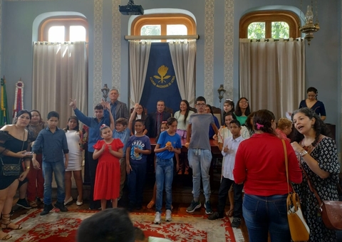 Estudantes da rede pública lançam livros na Academia Amazonense de Letras