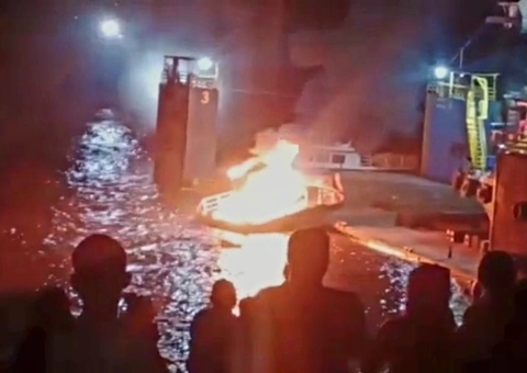 Tripulantes são encontrados com vida após balsa explodir em porto no Amazonas