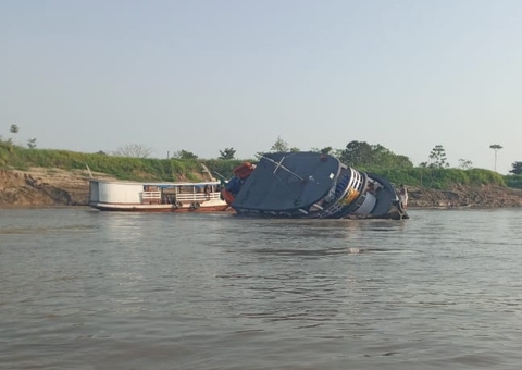 Barco vira em acidente no Rio Solimões no Amazonas; vídeo