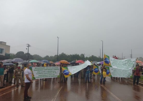 Trabalhadores protestam em Presidente Figueiredo contra decreto que zera imposto de concentrados