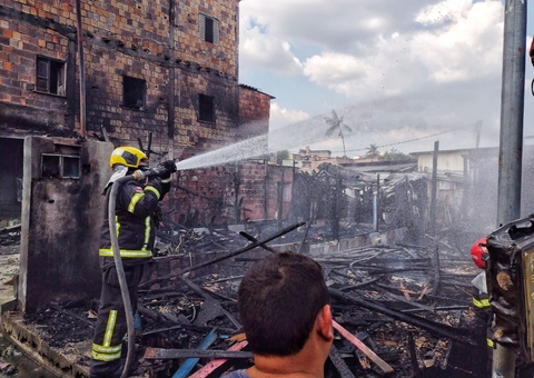 Famílias perdem tudo após 6 casas serem incendiadas em Manaus