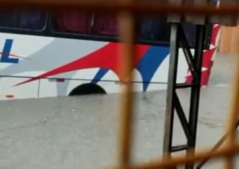 Igarapé transborda e veículos ficam submersos durante temporal em Manaus; Vídeo