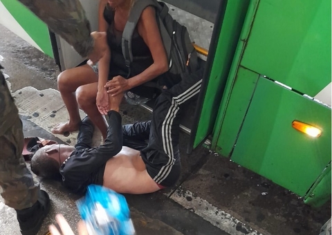 Briga entre casal termina com homem com cabeça quebrada ao cair de ônibus em Manaus