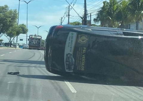 Carro capota ao tentar ultrapassagem e deixa motorista ferido em Manaus; vídeo