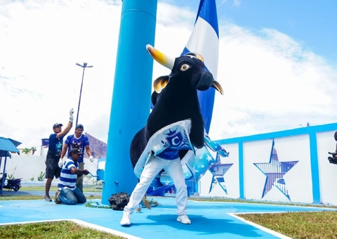 Emoção e toadas antológicas marcam hasteamento do pavilhão Caprichoso