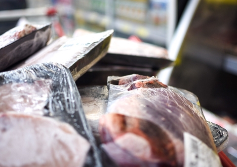 Mais de 112 kg de carne imprópria para consumo são apreendidas em supermercado de Manaus