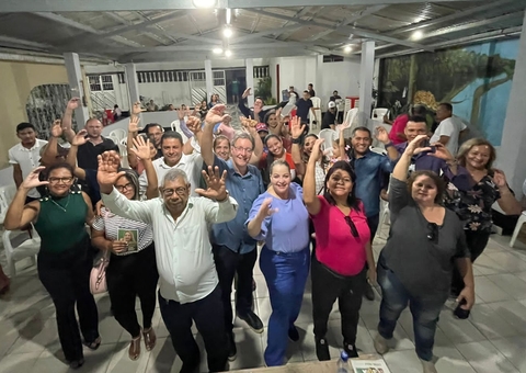 Carol Braz ouve demandas dos feirantes de Manacapuru