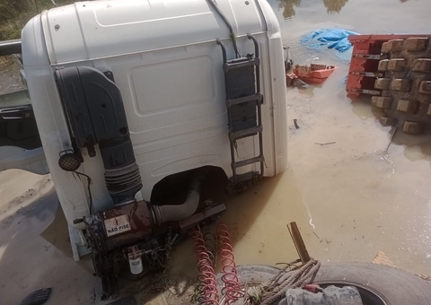 Desgovernada, carreta vai parar em igarapé em acidente na BR-174