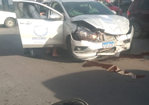 Carro da Record fica destruído em acidente em Manaus