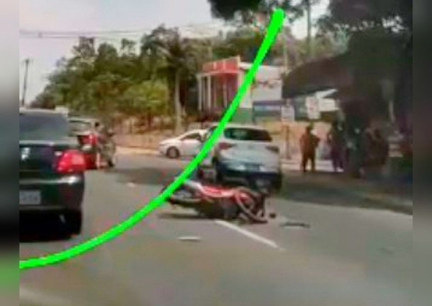 Vídeo: Motociclista fica ferido após acidente com carro em avenida de Manaus